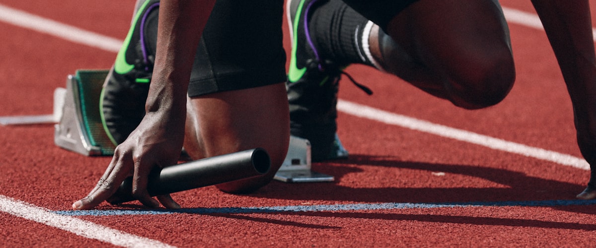 综合性体育场馆内景 - 展示了跑道、草坪和看台